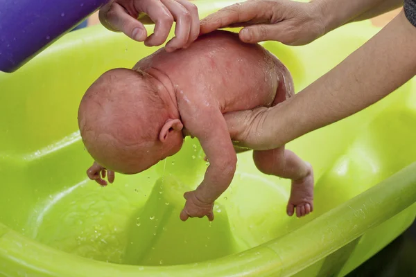 Bebé recién nacido bañándose — Foto de Stock