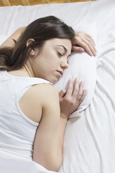 Красивая молодая женщина спит — стоковое фото