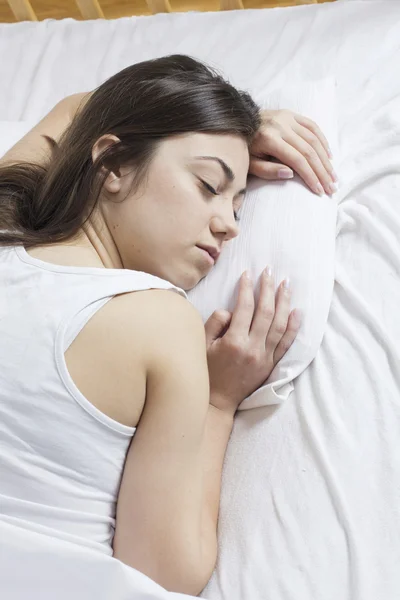 Hermosa joven durmiendo —  Fotos de Stock