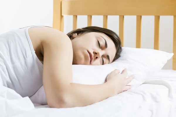 Schöne junge Frau schläft — Stockfoto