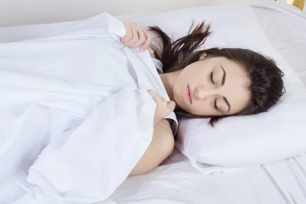 Bella giovane donna che dorme — Foto Stock