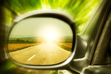 Yalnız bir ülke yolunda günbatımı