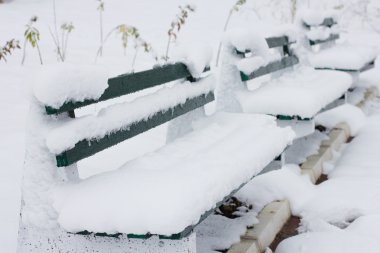 karla kaplı bir parkta boş tezgah
