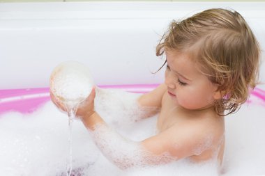 küçük kız banyoda oynarken