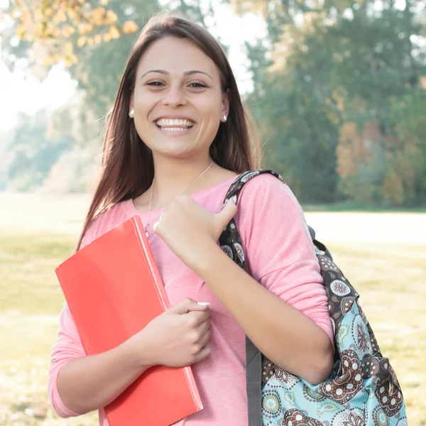 Estudante feliz ao ar livre — Fotografia de Stock