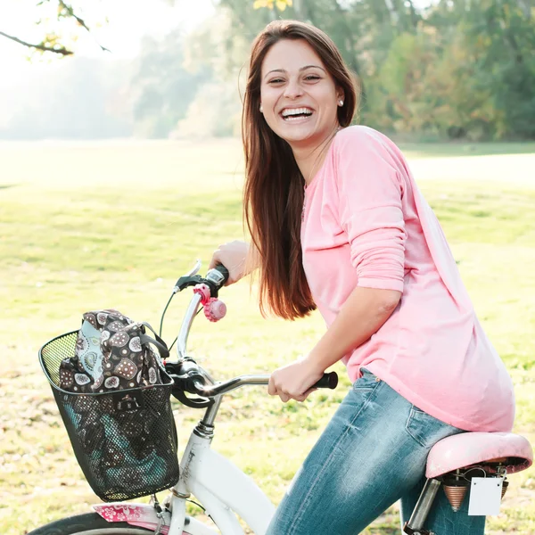 Chica estudiante feliz con bicicleta — Foto de Stock