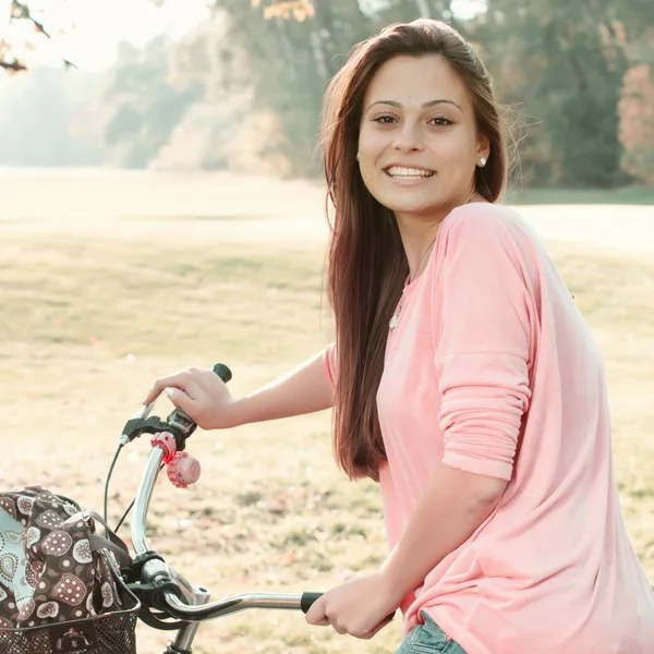 Menina estudante feliz com bicicleta — Fotografia de Stock