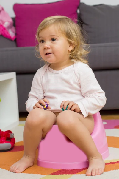 Menina sentada no penico — Fotografia de Stock