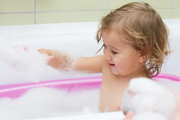 Klein meisje spelen in het bad — Stockfoto