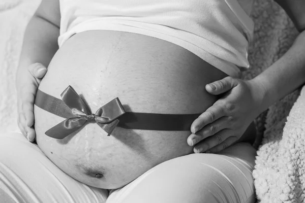 Kobieta w ciąży z taśmy — Zdjęcie stockowe