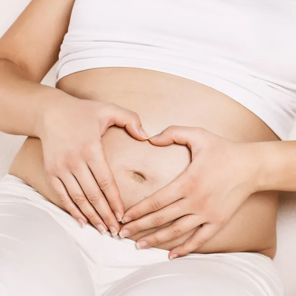 孕妇的肚子心的形状 — 图库照片