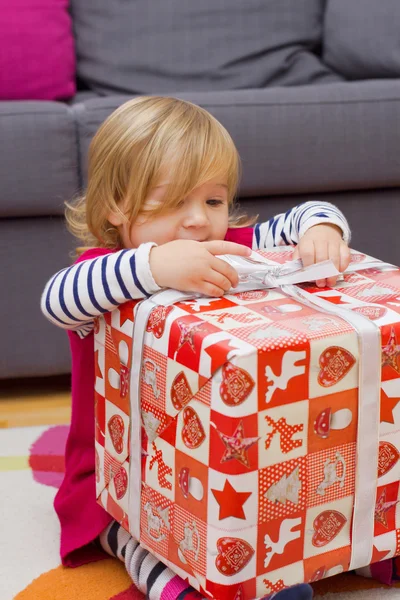 Petite fille ouvre le cadeau — Photo