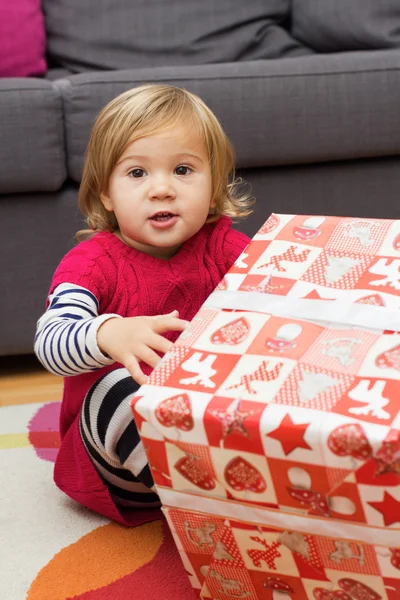 Petite fille avec un cadeau de Noël — Photo