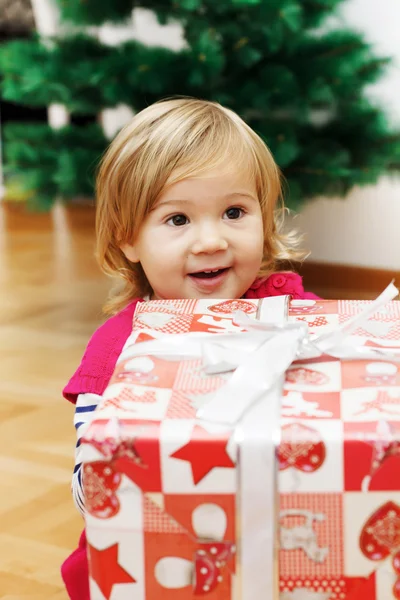 Petite fille avec un cadeau de Noël — Photo