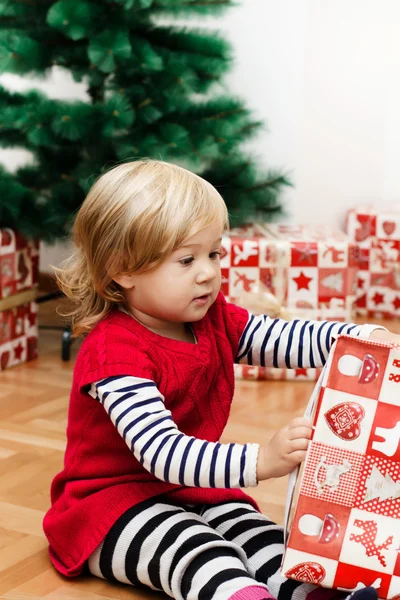 Petite fille ouvre le cadeau — Photo