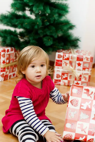 Küçük kız hediye açar — Stok fotoğraf