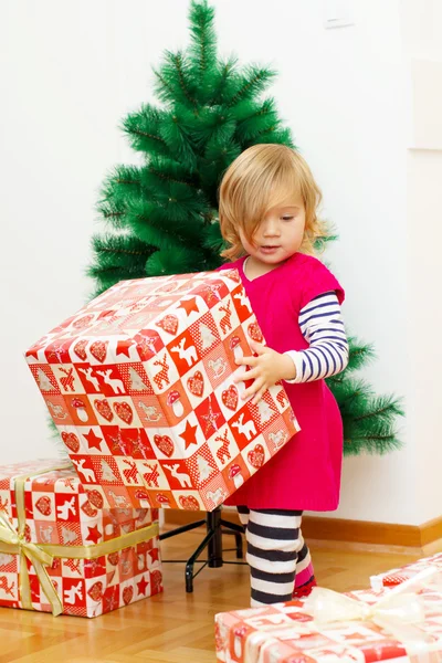 Küçük kız hediye açar — Stok fotoğraf