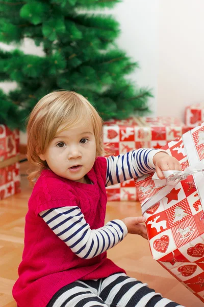 Petite fille ouvre le cadeau — Photo