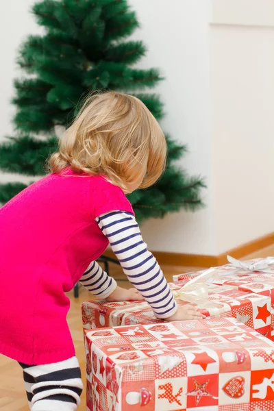 Little Girl Opens the Gift — Stock Photo, Image