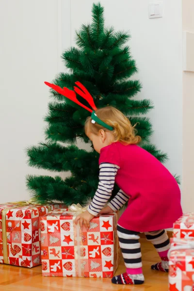 Menina com um presente de Natal — Fotografia de Stock