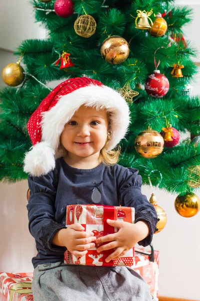 Happy Little Girl Memegang Hadiah Natal — Stok Foto