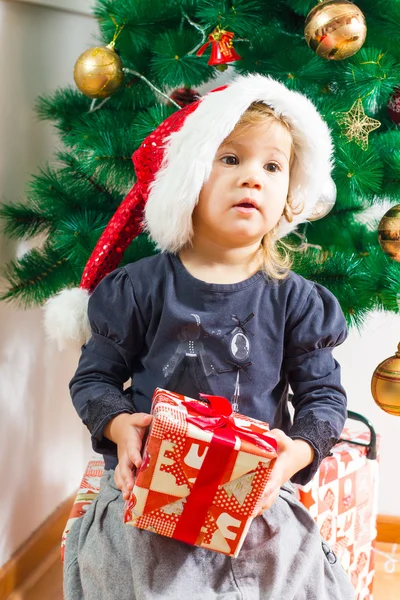 Küçük kız bir Noel hediyesi holding — Stok fotoğraf