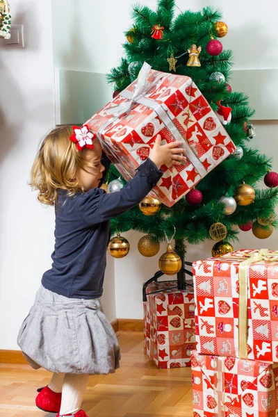 小女孩抱着一份圣诞礼物 — 图库照片