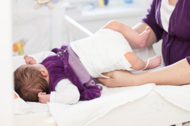 Anne, Yenidoğan bebek bezi değiştirme