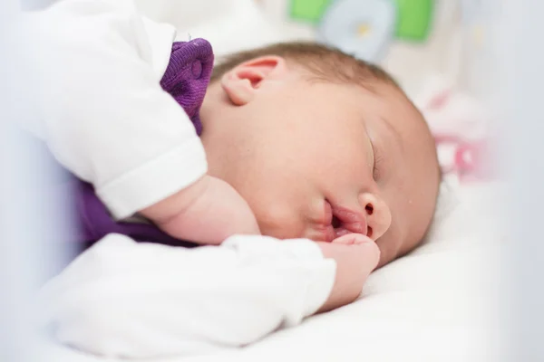 Lindo bebé recién nacido durmiendo — Foto de Stock