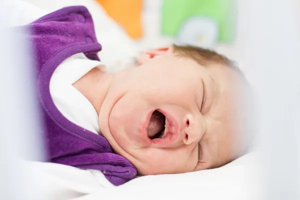 Piangere neonato bambina — Foto Stock