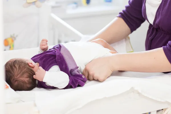 Mother changing diapers of newborn baby — Stock Photo, Image