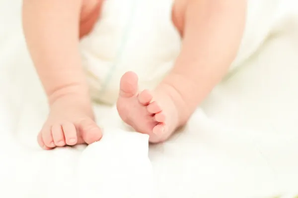 Pasgeboren baby voeten — Stockfoto