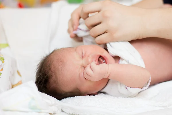 Pleurer bébé fille nouveau-né — Photo