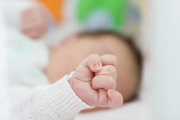 Nyfött barn hand — Stockfoto