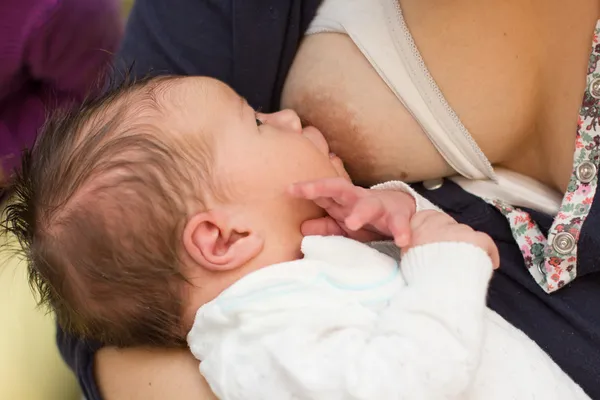 Pasgeboren baby borstvoeding — Stockfoto
