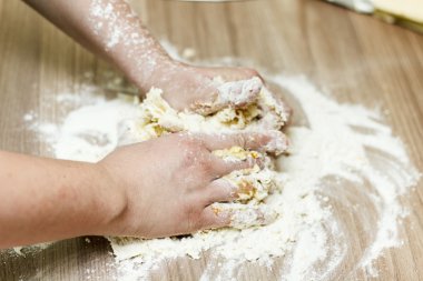 mutfak masasının üzerinde hamur yoğurma