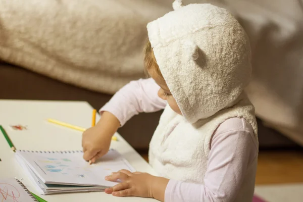 Tjejteckning med färgade pennor — Stockfoto