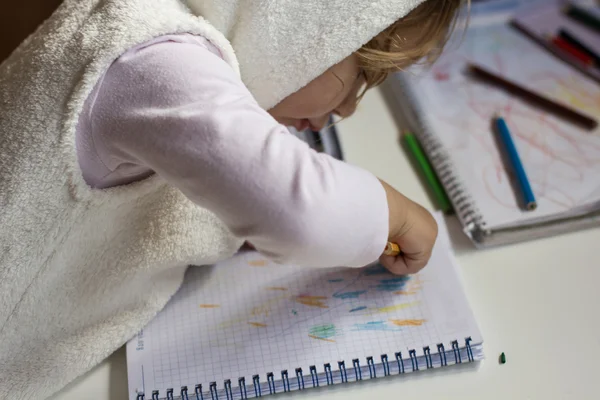 Meisje tekening met gekleurde potloden — Stockfoto