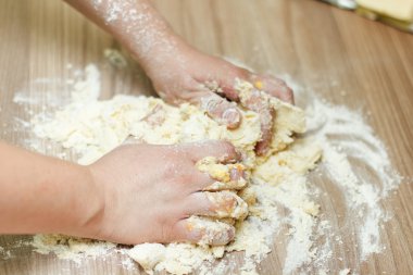 mutfak masasının üzerinde hamur yoğurma