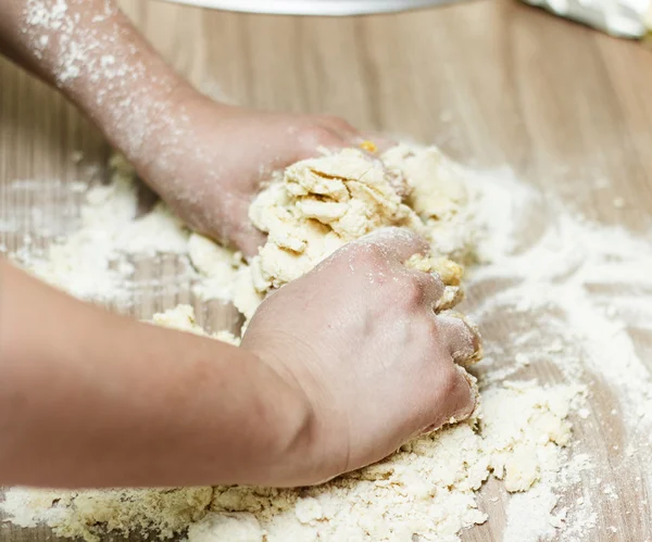 Impastare la pasta sul tavolo della cucina — Foto Stock