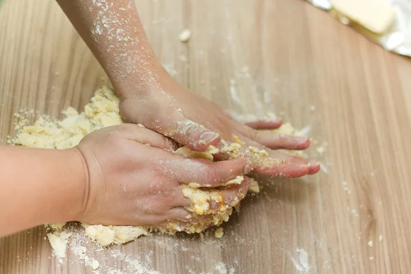 Amasar la masa en la mesa de la cocina — Foto de Stock