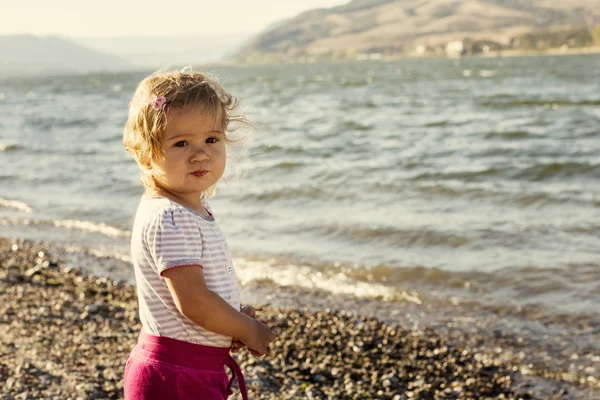 Lilla flickan vid floden — Stockfoto