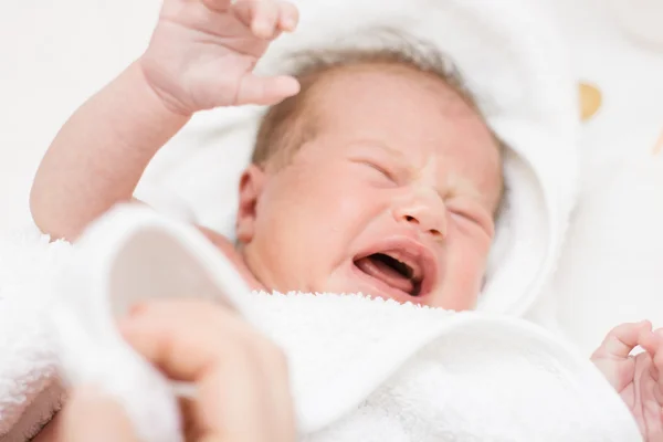 Llorando niña recién nacida — Foto de Stock