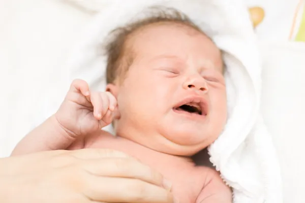 Piangere neonato bambina — Foto Stock