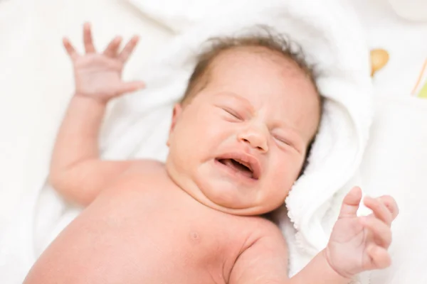 Llorando niña recién nacida — Foto de Stock