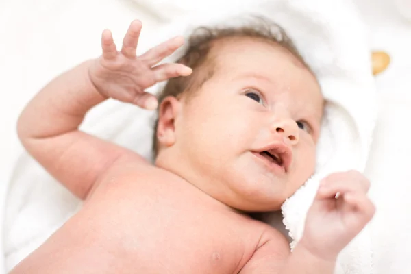 Новорожденный ребенок с полотенцем — стоковое фото
