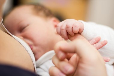  Anne sütü yeni doğan bebek