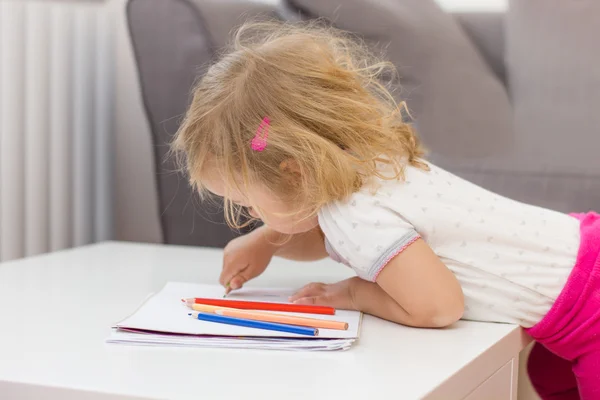 Dívka kresba s barevnými tužkami — Stock fotografie