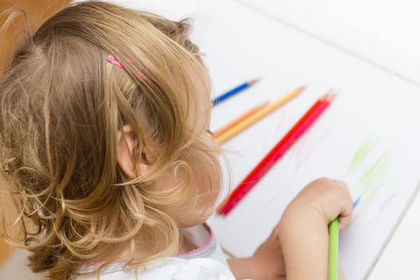 Meisje tekening met gekleurde potloden — Stockfoto