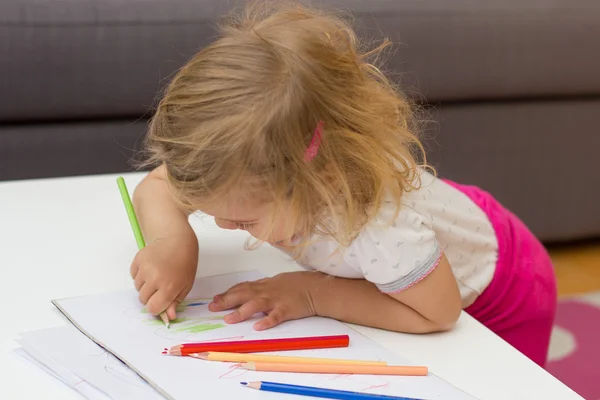 Meisje tekening met gekleurde potloden — Stockfoto